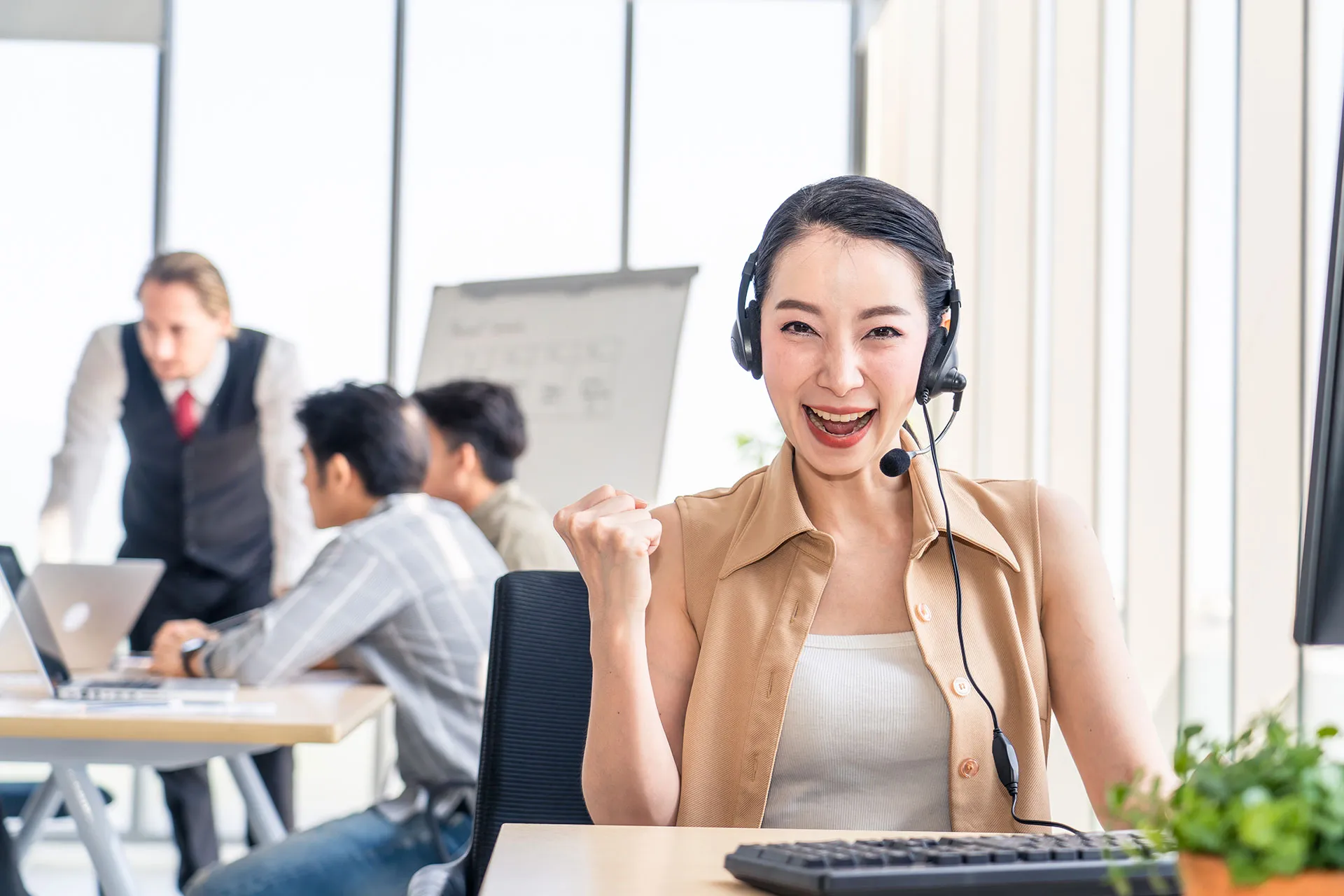 Accueil 15 asian young beautiful call center work with smile 1