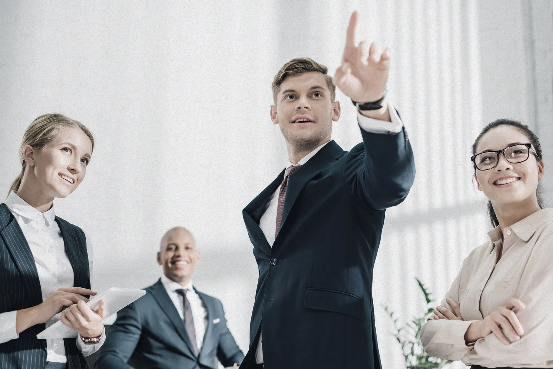 Accueil 17 smiling coworkers looking at young businessman poi 1