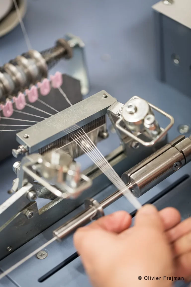 artisan prépare fil pour bonnetterie