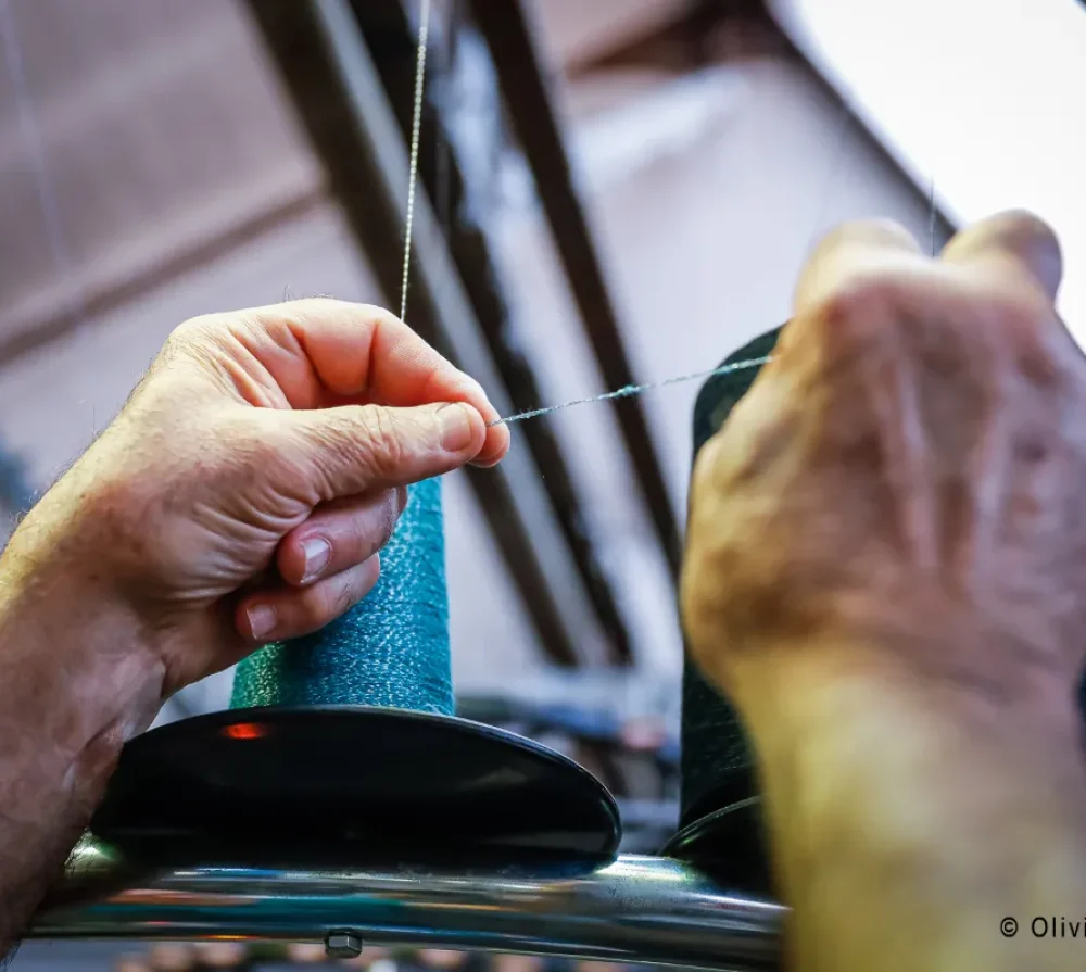 Accueil 6 artisan prépare fil pour chaussettes